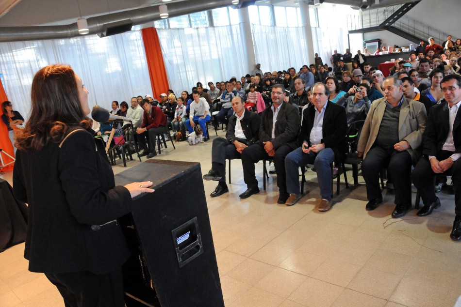 3804 | Fein en el acto de entrega de lotes del barrio Los Humitos en el CMD Oeste - Dir. Gral. Comunicación Social (Marcelo Beltrame)