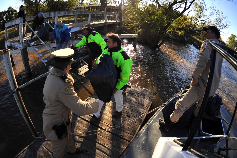 5198 | Entrega de bolsones en isla El Espinillo - Franco Trovato