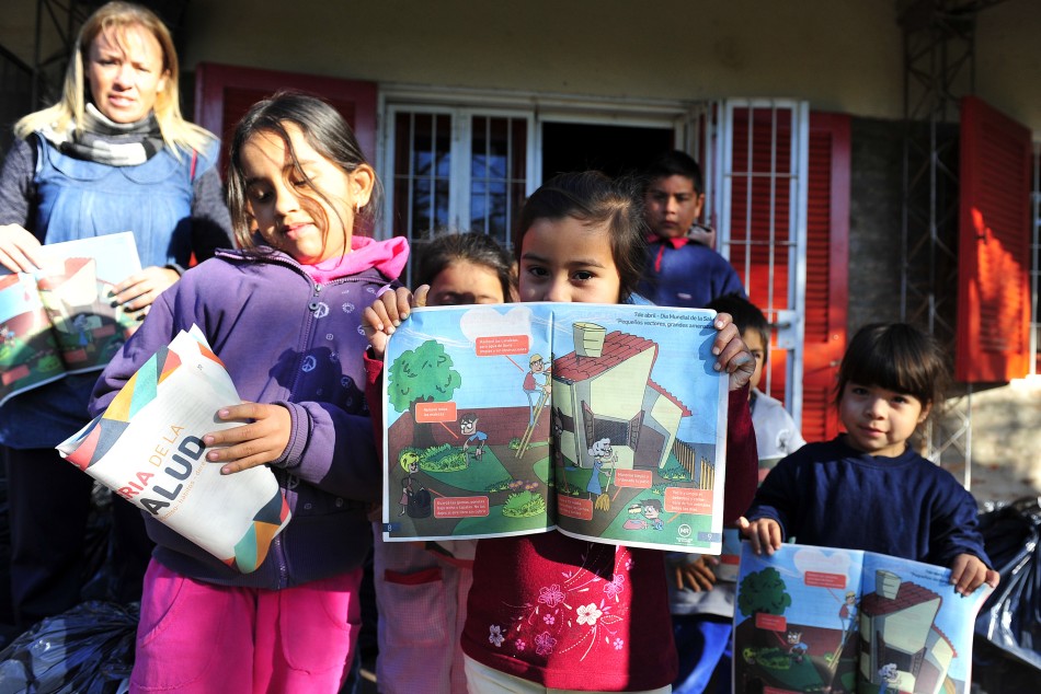 5200 | Entrega de bolsones en isla El Espinillo - Franco Trovato