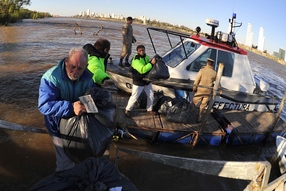 5220 | Entrega de bolsones en isla El Espinillo - Franco Trovato