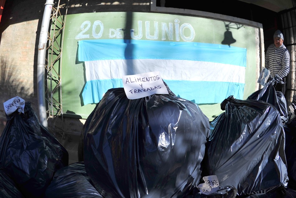 5221 | Entrega de bolsones en isla El Espinillo - Franco Trovato