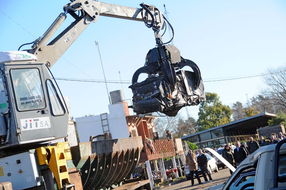 5914 | Compactación vehículos corralón Playa Oeste  - Dir. Gral. Comunicación Social (Marcelo Beltrame)