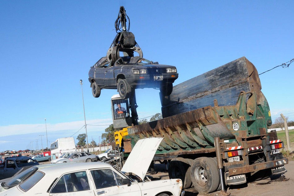 5913 | Compactación vehículos corralón Playa Oeste  - Dir. Gral. Comunicación Social (Marcelo Beltrame)