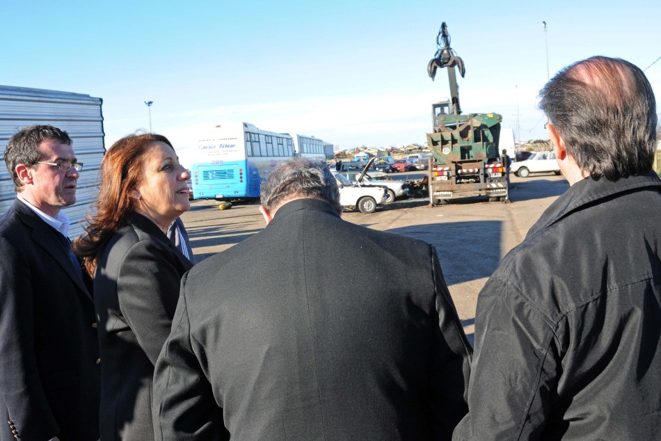 5911 | Compactación vehículos corralón Playa Oeste  - Dir. Gral. Comunicación Social (Marcelo Beltrame)