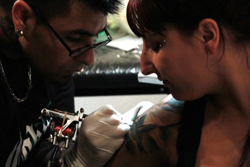 6882 | Comienza un nuevo curso de capacitación higiénico-sanitaria para tatuadores y piercers - Municipalidad de Rosario (archivo)