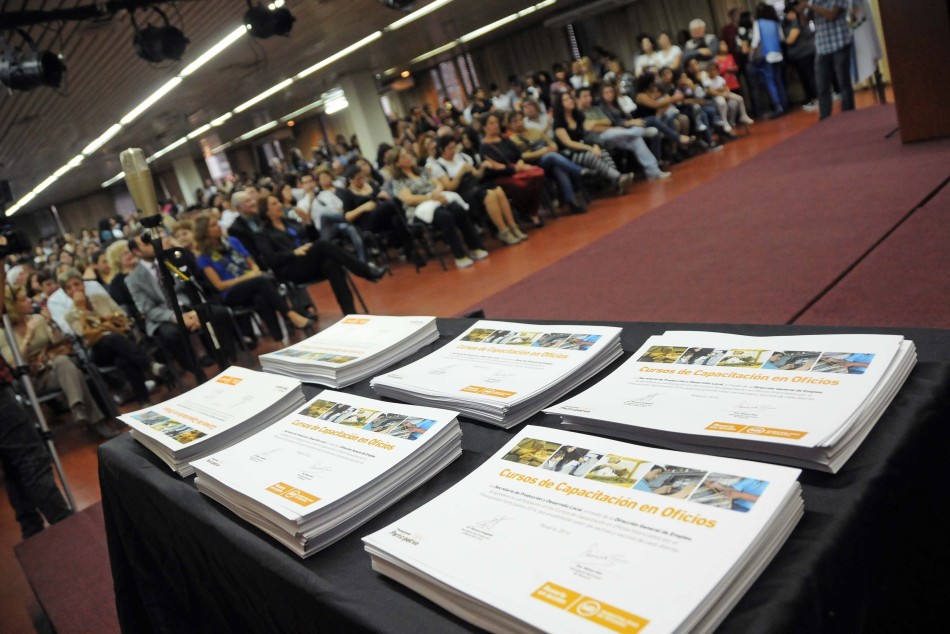 8373 | Acto de entrega de certificados a participantes de los cursos de Capacitación en Oficios - Dir. Gral. de Comunicación Social (Marcelo Beltrame)