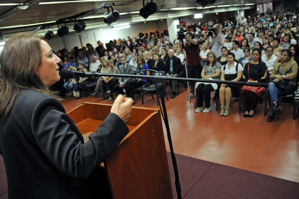 8376 | Acto de entrega de certificados a participantes de los cursos de Capacitación en Oficios - Dir. Gral. de Comunicación Social (Marcelo Beltrame)