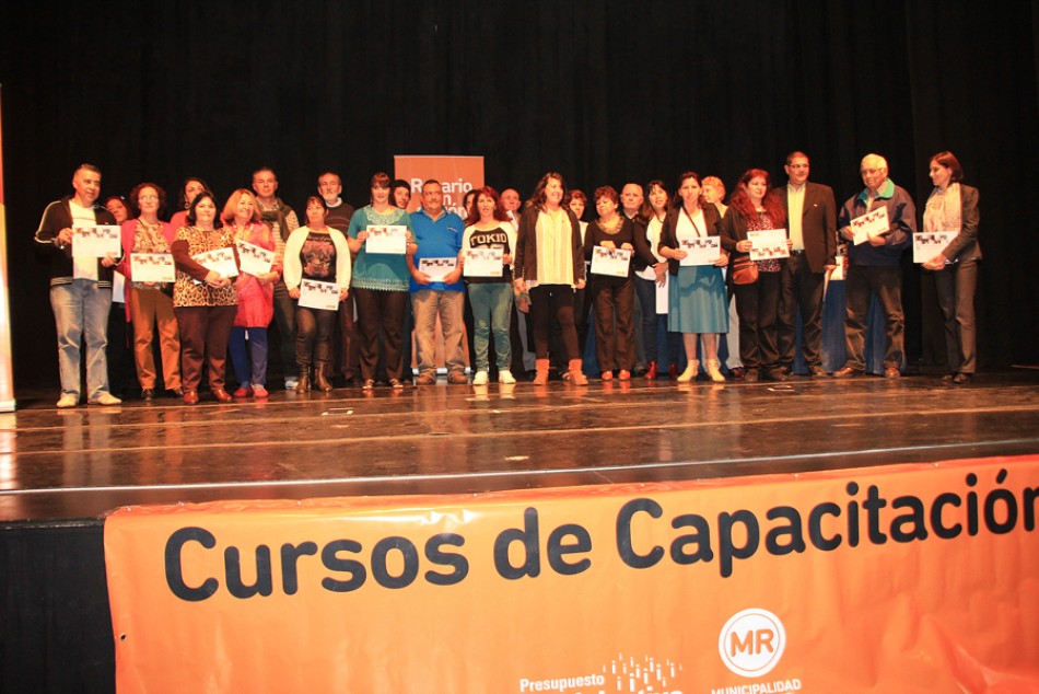 9553 | Entrega de diplomas por capacitación en informática - Municipalidad de Rosario
