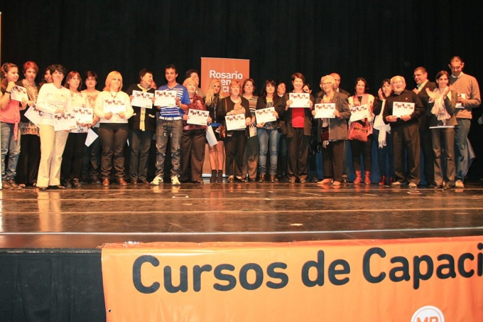 9565 | Entrega de diplomas por capacitación en informática - Municipalidad de Rosario