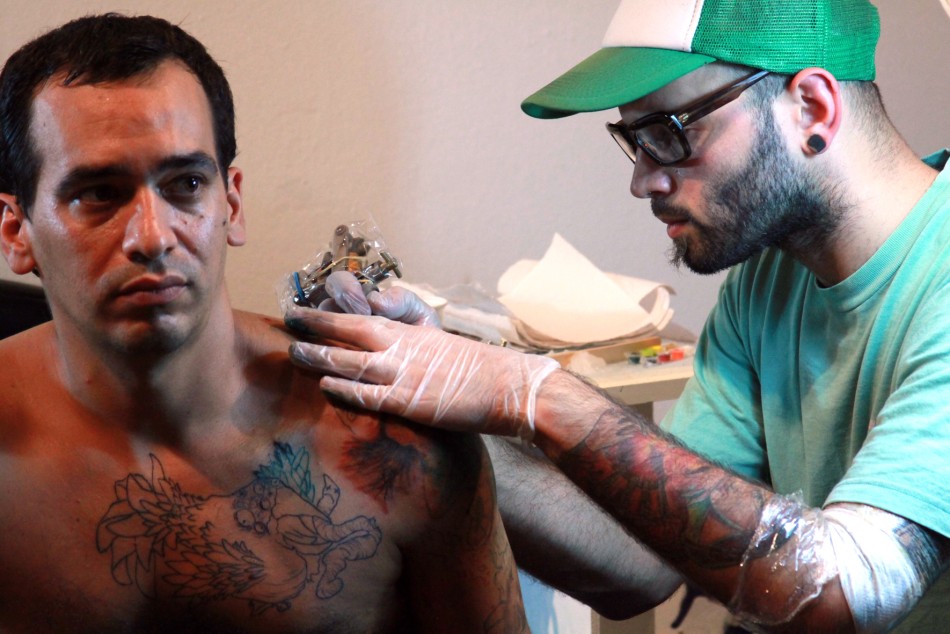 20284 | Capacitación para tatuadores y piercers (archivo) - Municipalidad de Rosario (Guillermo Turin)