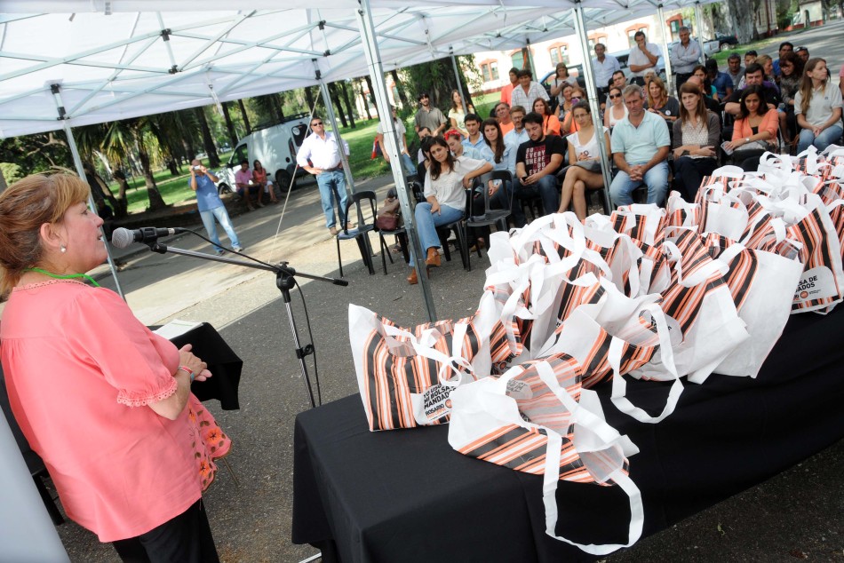 22700 | Eliminación de tracción animal en Rosario: carreros entregan sus caballos y reciben herramientas - Dir. Gral. de Comunicación Social (Marcelo Beltrame)