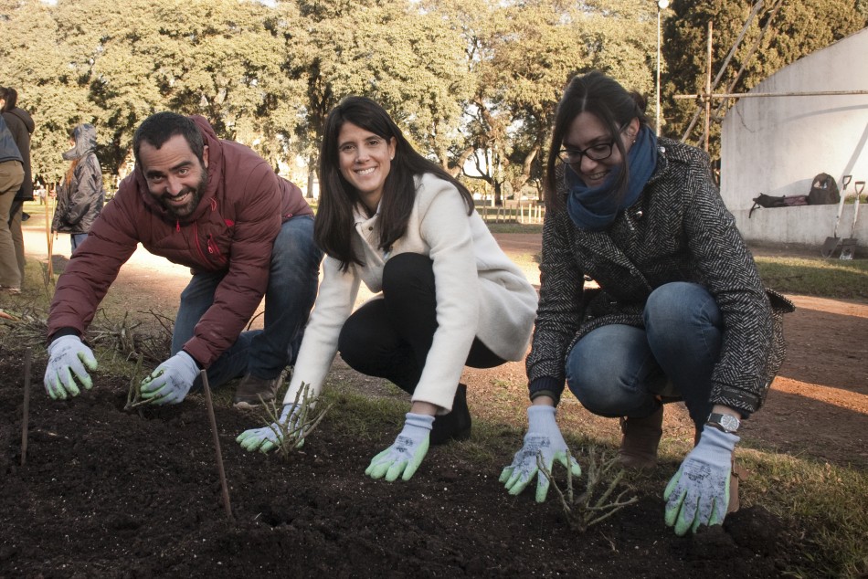 95549 | Comenzó la plantación de más de 7.000 rosales en el Rosedal - Micaela Pertuzzo