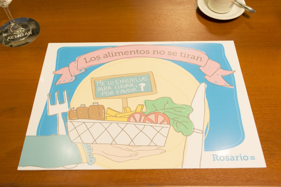121734 | El material informativo consta de pegatinas, posavasos y otros elementos con la campaña -