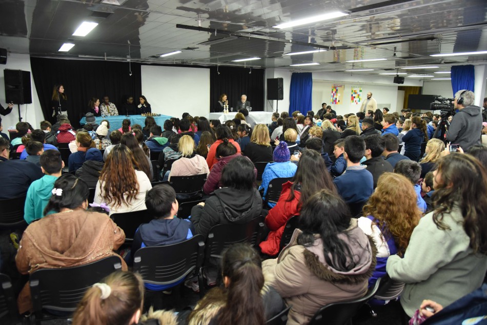 146233 | Encuentro del programa de ajedrez con Phiona Mutesi - Dir. Gral. de Comunicación Social (Silvio Moriconi)