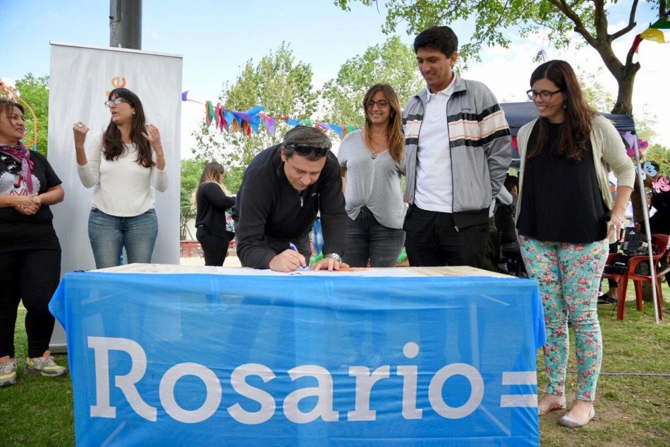 165828 | Se inauguró una nueva Feria Cooperativa en el parque Yrigoyen -