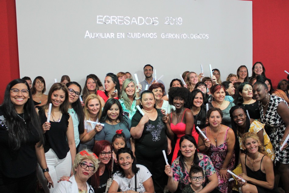 235974 | Foto grupal con sus diplomas  - Natalia Coiutti