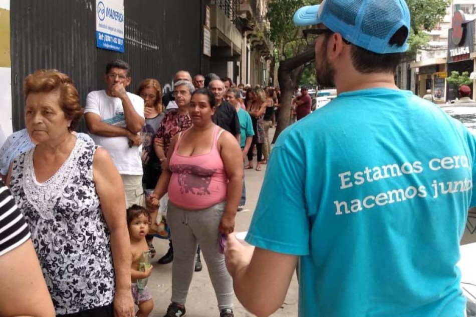 239040 | Agentes del municipio asistieron a adultos mayores en zona bancaria -