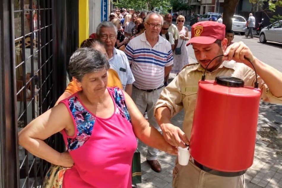 239041 | Agentes del municipio asistieron a adultos mayores en zona bancaria -