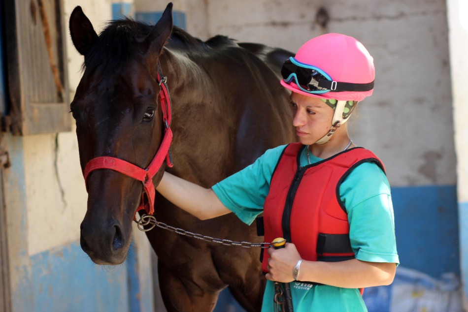 251245 | Graciela y el caballo, una imagen que se repite a diario en el Hipódromo de Rosario - Mariano Romero - Prensa Secretaría de Deporte y Turismo