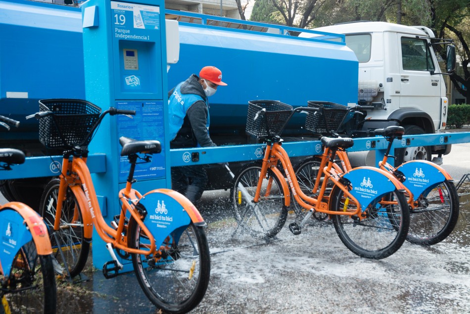 256226 | Las tareas de limpieza se realizan tanto con cuba de agua como en forma manual - Juan Pablo Allegue