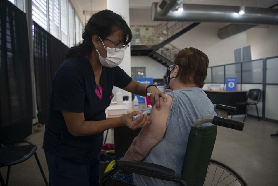 301463 | Vacunación mayores de 90 años CMD Oeste - Sec. de Salud Pública (Guillermo Fernández)