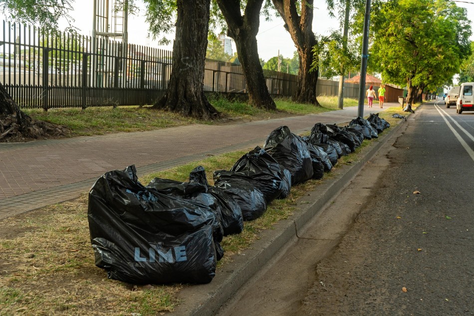 301921 | El municipio se anticipa al otoño y refuerza las tareas de barrido - Secretaría de Ambiente y Espacio Público (Juan Pablo Allegue)