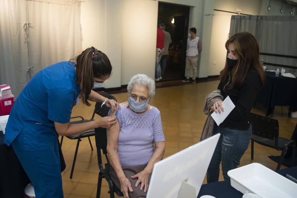 303115 | Vacunación Covid: Desde el lunes 7 de junio se suman los centros de salud del Municipio  - Sec. de Salud Pública (Guillermo Fernández - archivo)
