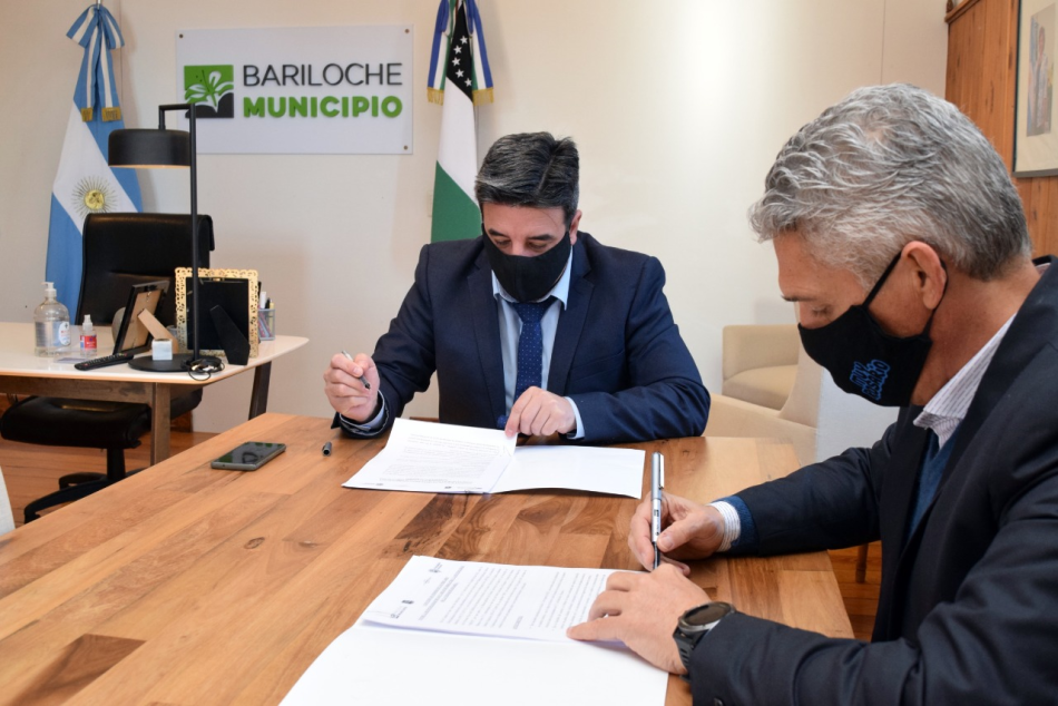 318470 | Adrián Ghiglione y Marcos Barberis firman el convenio de colaboración - Municipalidad de San Carlos de Bariloche