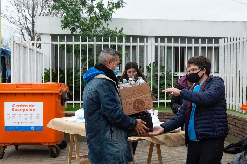 322995 | Canje saludable en operativo barrial de Ludueña - Sec. de Ambiente y Espacio Público (Juan Pablo Allegue)
