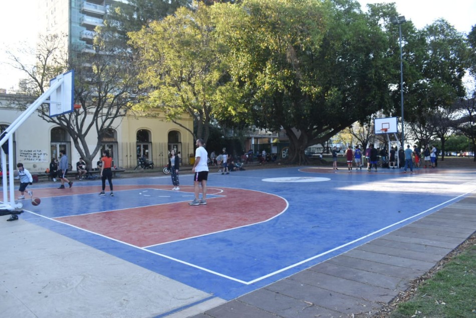 325412 | La NBA renovó la cancha de básquet del parque Urquiza - Gentileza Juanjo Cavalcante