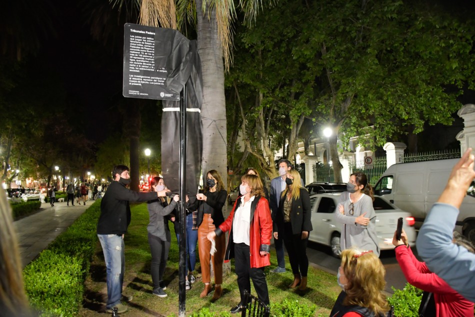329178 | Descubren la señalética frente a los Tribunales Federales. - Florencia Carrera