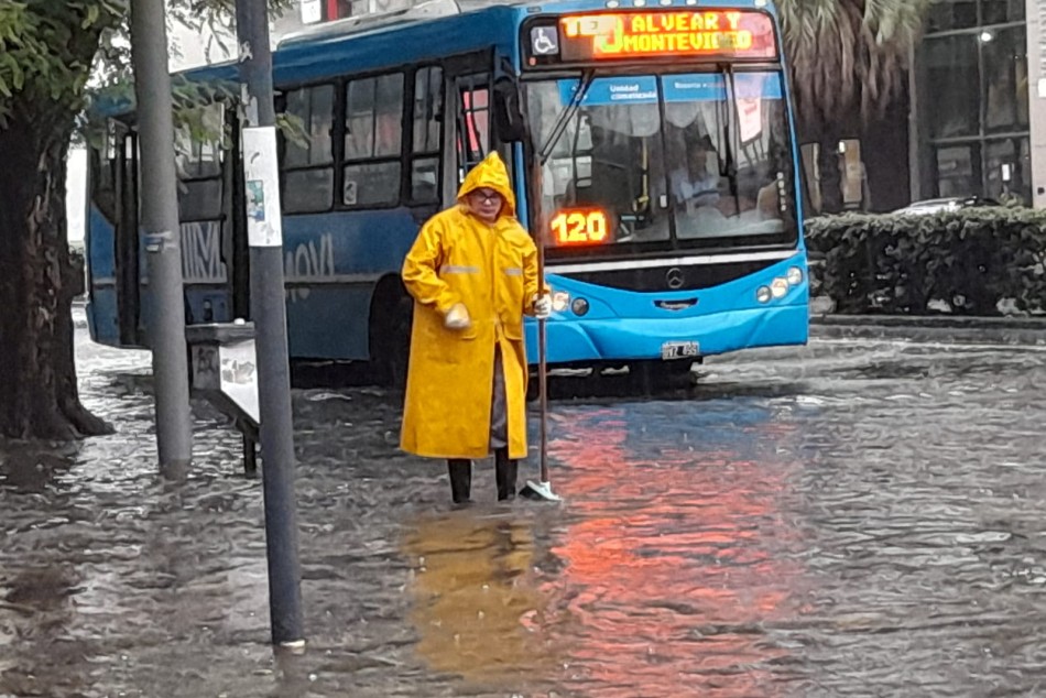 348595 | Personal municipal trabaja intensamente ante las inclemencias climáticas -