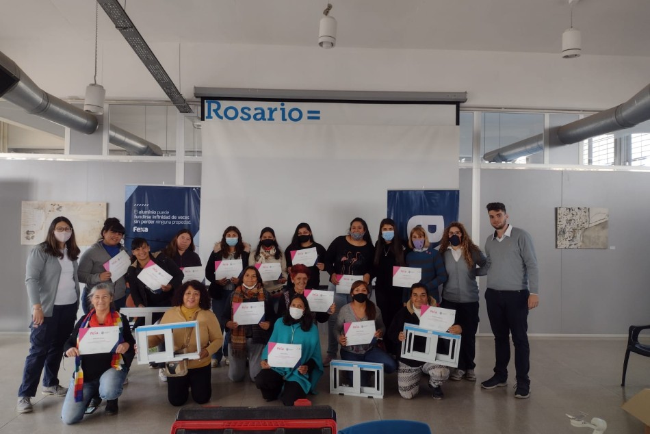 353088 | Mujeres se capacitaron en carpintería de aluminio en el Distrito Oeste -