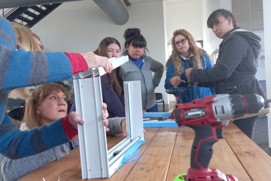 353089 | Mujeres se capacitaron en carpintería de aluminio en el Distrito Oeste -