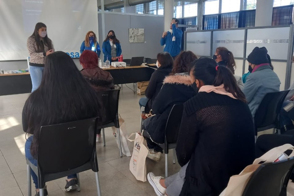 353090 | Mujeres se capacitaron en carpintería de aluminio en el Distrito Oeste -