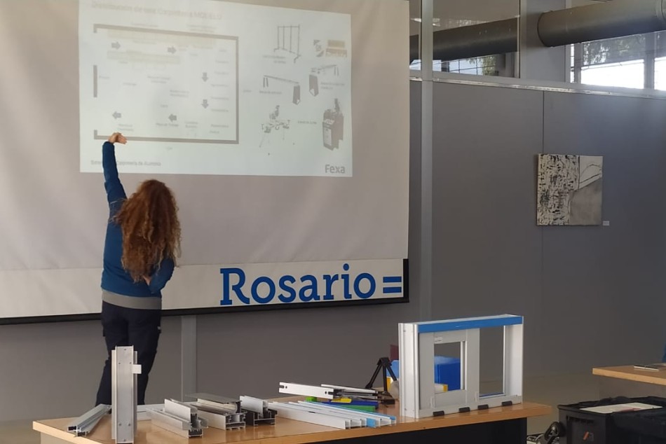 353092 | Mujeres se capacitaron en carpintería de aluminio en el Distrito Oeste -