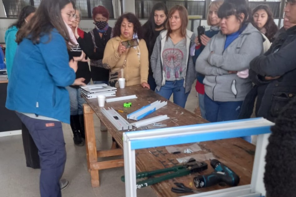 353161 | Mujeres se capacitaron en carpintería de aluminio en el Distrito Oeste -