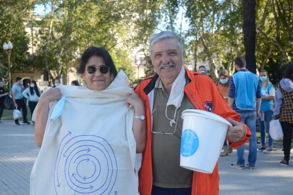 356681 | Vecinos con sus productos sustentables en el Canje de Plaza San Martín - Juan Pablo Allegue
