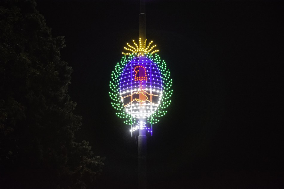 367112 | Así luce uno de los tres escudos ubicados en el entorno del Monumento - Juan Pablo Allegue