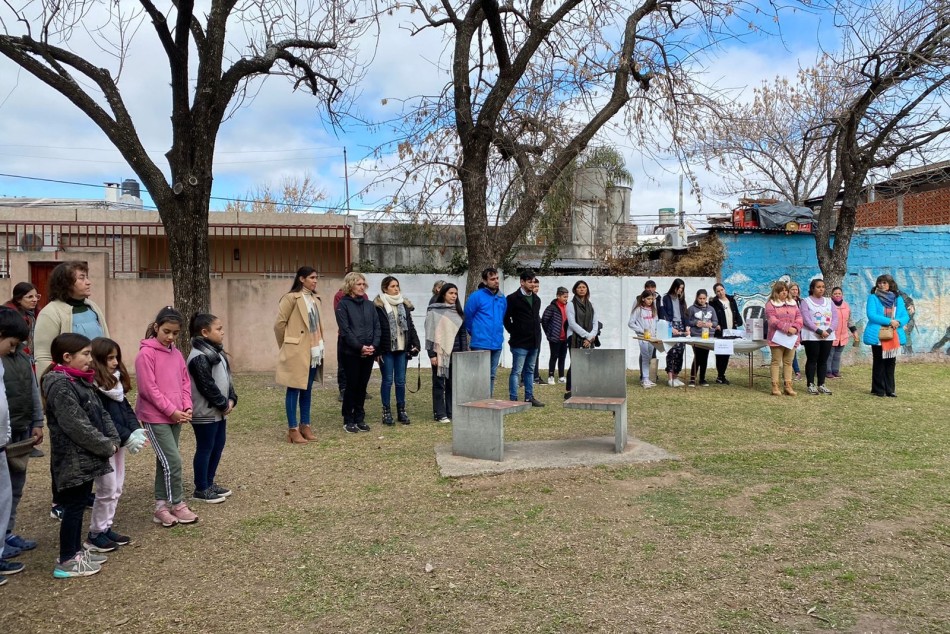 371861 | Escuelas del distrito Norte pintaron murales en homenaje al último rosarino caído en Malvinas -