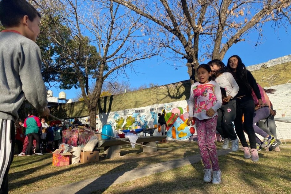 371862 | Escuelas del distrito Norte pintaron murales en homenaje al último rosarino caído en Malvinas -