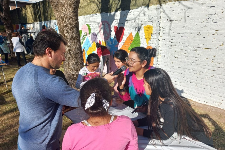 371864 | Escuelas del distrito Norte pintaron murales en homenaje al último rosarino caído en Malvinas -
