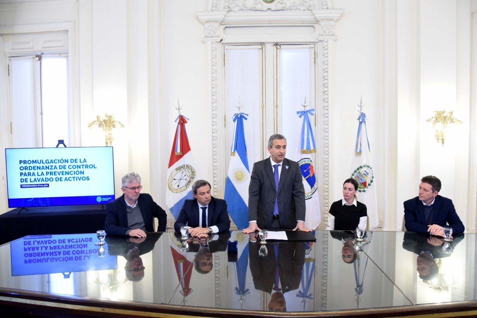 377784 | Acto por promulgación de Ley de Ordenanza Anti-lavado - Subsecretaría de Comunicación Social (Silvio Moriconi)