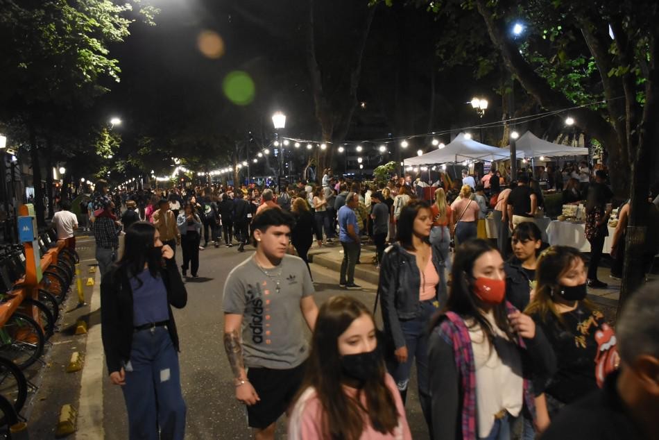 381188 | Ferias y Mercados Arriba Rosario se suman a la Noche de las Peatonales -