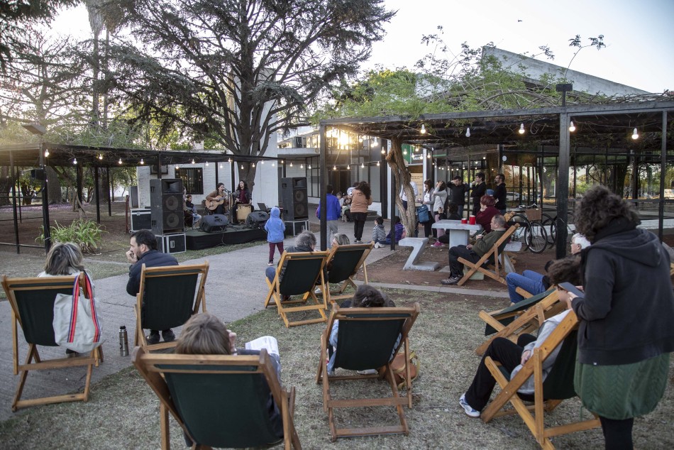 387001 | The man who sold the world en CC Parque Alem - 5QAR2022 - Sec. de Cultura y Educación (Guillermo Turin Bootello)