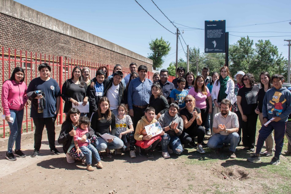 390561 | Se inauguraron señaléticas de memoria con textos en qom y español.  - Julia Oubiña
