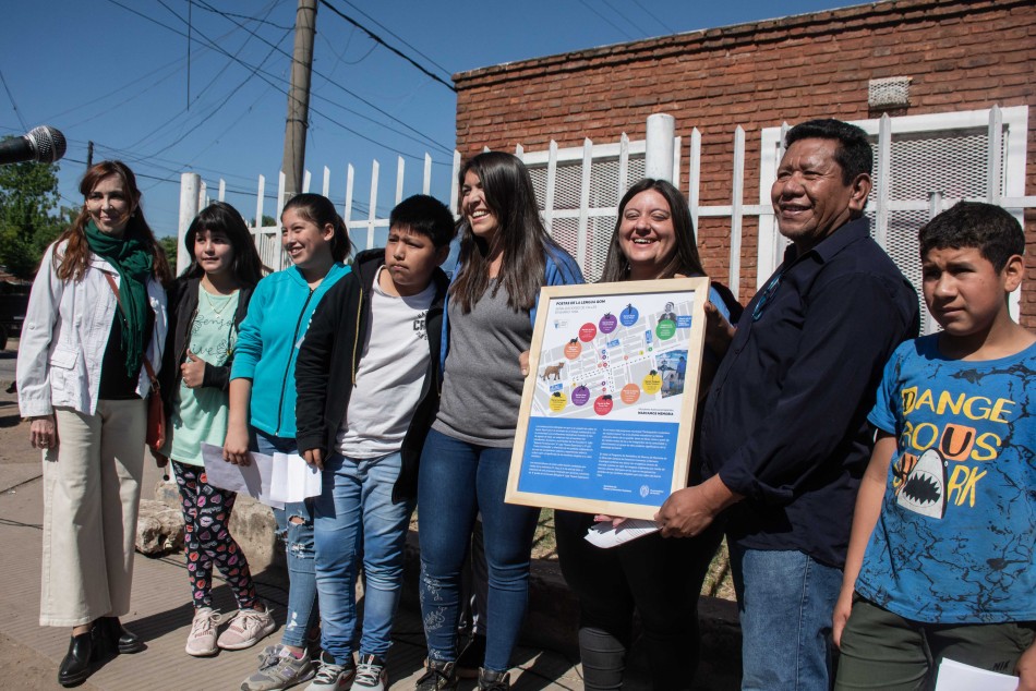 390562 | Las escuelas recibieron como presente el mapa de las señalizaciones. - Julia Oubiña