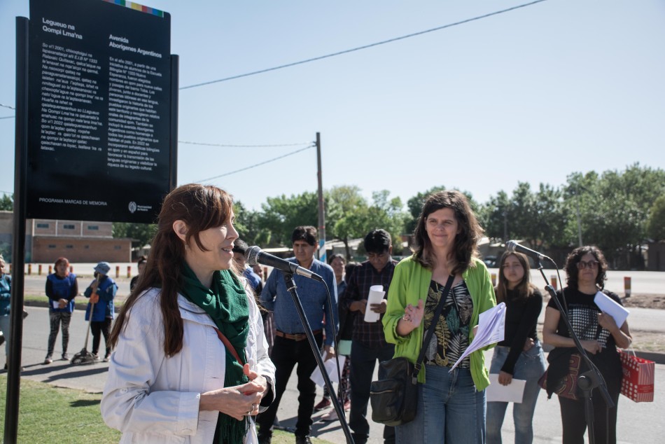 400824 | Se colocaron las primeras señaléticas de memoria bilingües en la ciudad. - Julia Oubiña