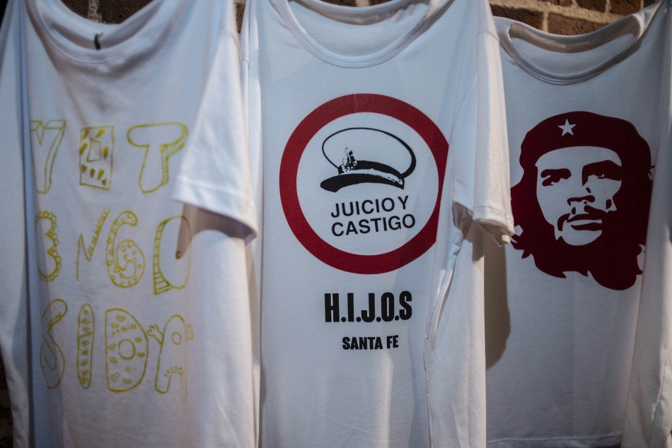 426164 | Fotos apertura muestra Una remera que diga... en CEL Che - Sec. de Cultura y Educación (Guillermo Turin Bootello)