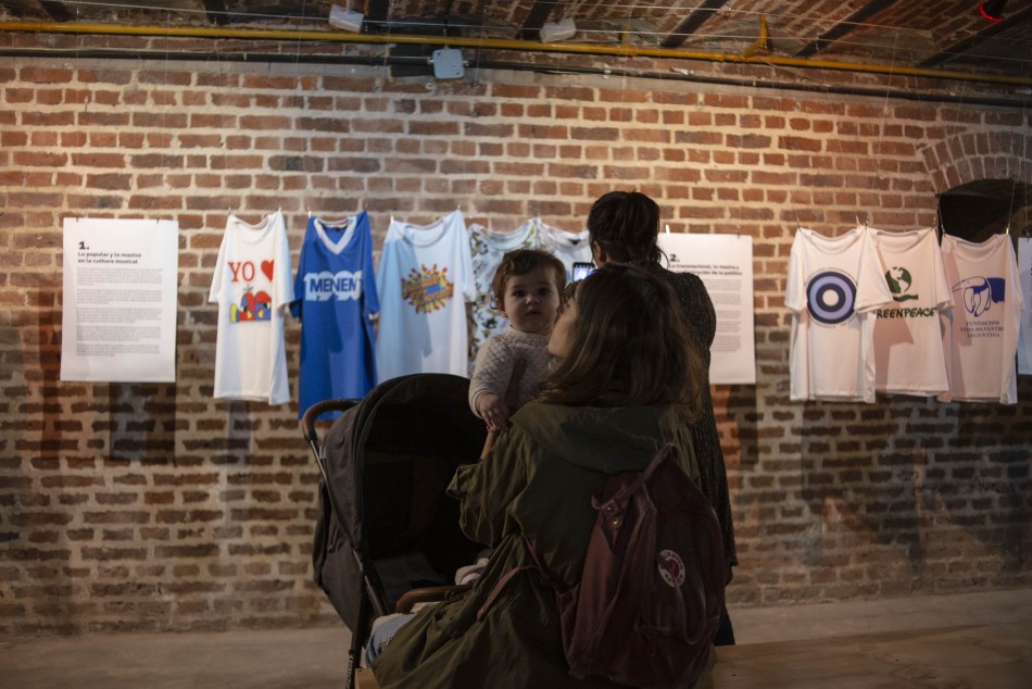 426163 | Fotos apertura muestra Una remera que diga... en CEL Che - Sec. de Cultura y Educación (Guillermo Turin Bootello)